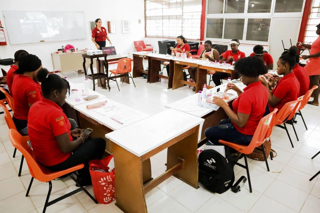 Mujeres en calidad de refugiadas reciben capacitación en un Cecati de Tapachula, gracias al convenio firmado por el centro y la Agencia de la ONU para los Refugiados de dotar de conocimientos a poblaciones que transitan por el territorio. La imagen, en Chiapas, en septiembre de 2025. Foto 