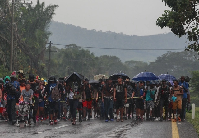Integrantes de una caravana migrante a su paso por el municipio de Escuintla, Chiapas en imagen de archivo. Foto Víctor Camacho 