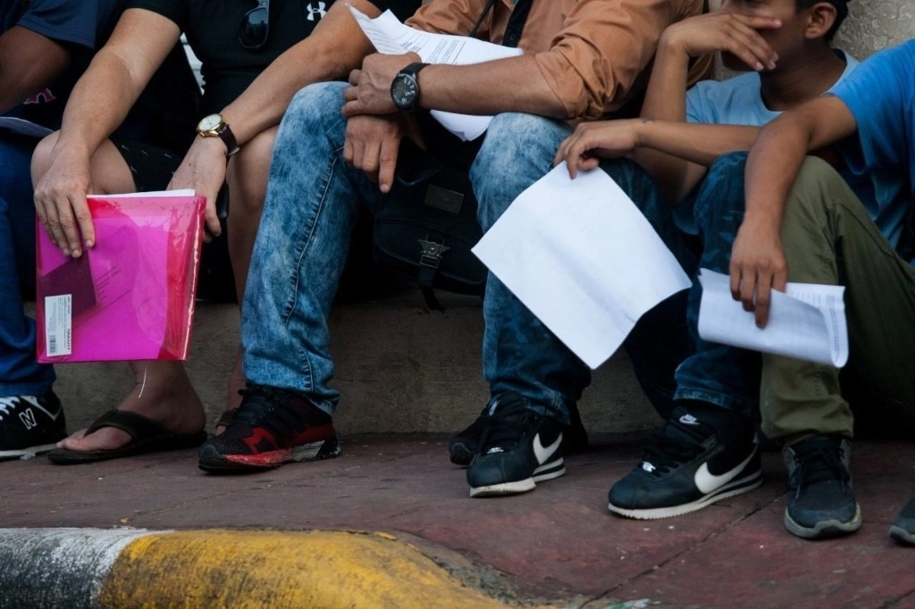 Migrantes centroamericanos y extracontinentales esperan, afuera de la Comisión Mexicana de Ayuda a Refugiados -en Tapachula, Chiapas- respuesta a su situación migratoria en México. Foto Cuartoscuro / Archivo 