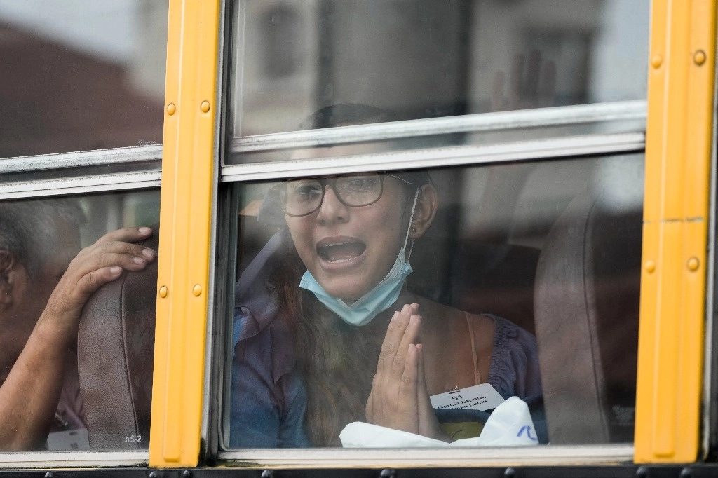 Lucía García hace un gesto desde un autobús después de ser liberada de una cárcel nicaragüense y aterrizar en el aeropuerto de la ciudad de Guatemala, el jueves 5 de septiembre de 2024. Foto Ap