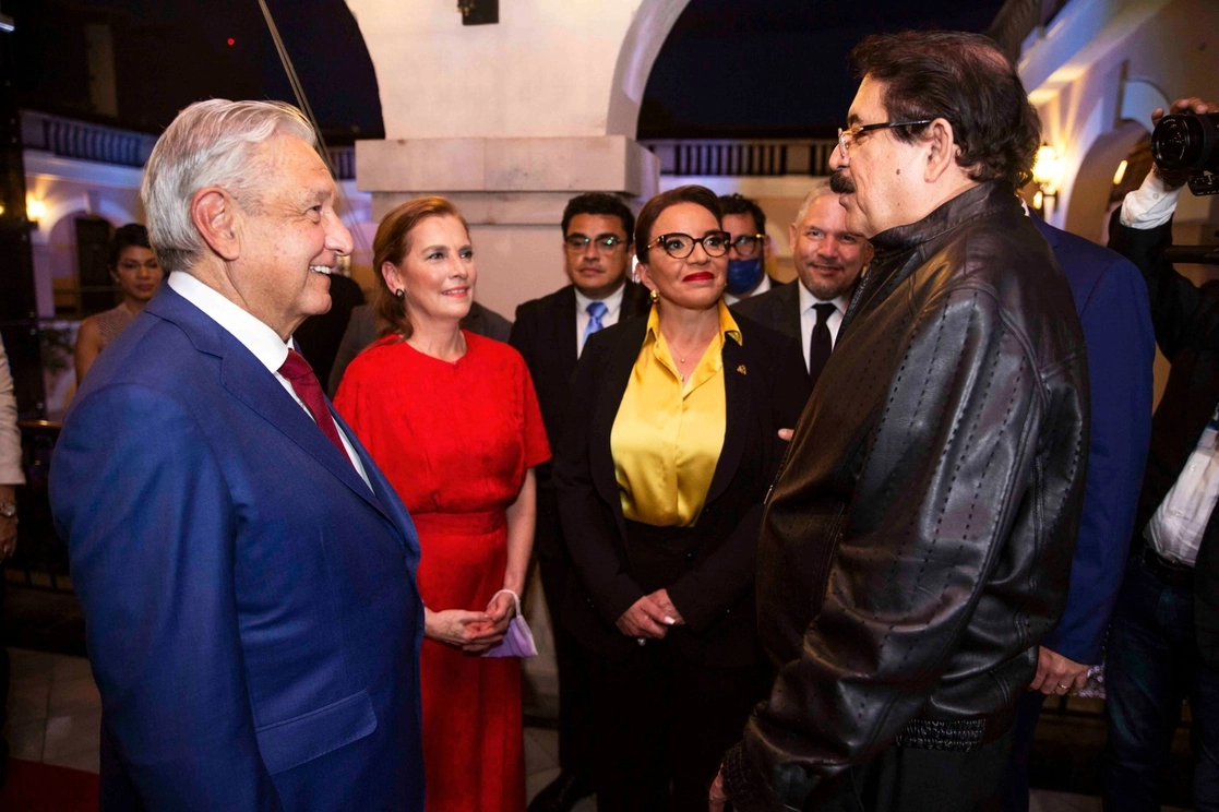 La presidenta hondureña recibió en Tegucigalpa, acompañada de su marido, el ex mandatario Manuel Zelaya, a López Obrador y su esposa, Beatriz Gutiérrez Müller. Foto Presidencia