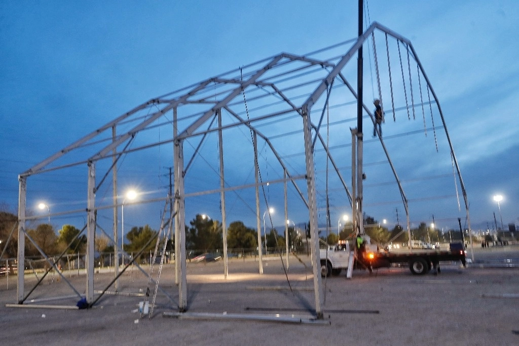 Estructura para un albergue temporal en Ciudad Juárez, Chihuahua. Foto Marco Peláez/ archivo