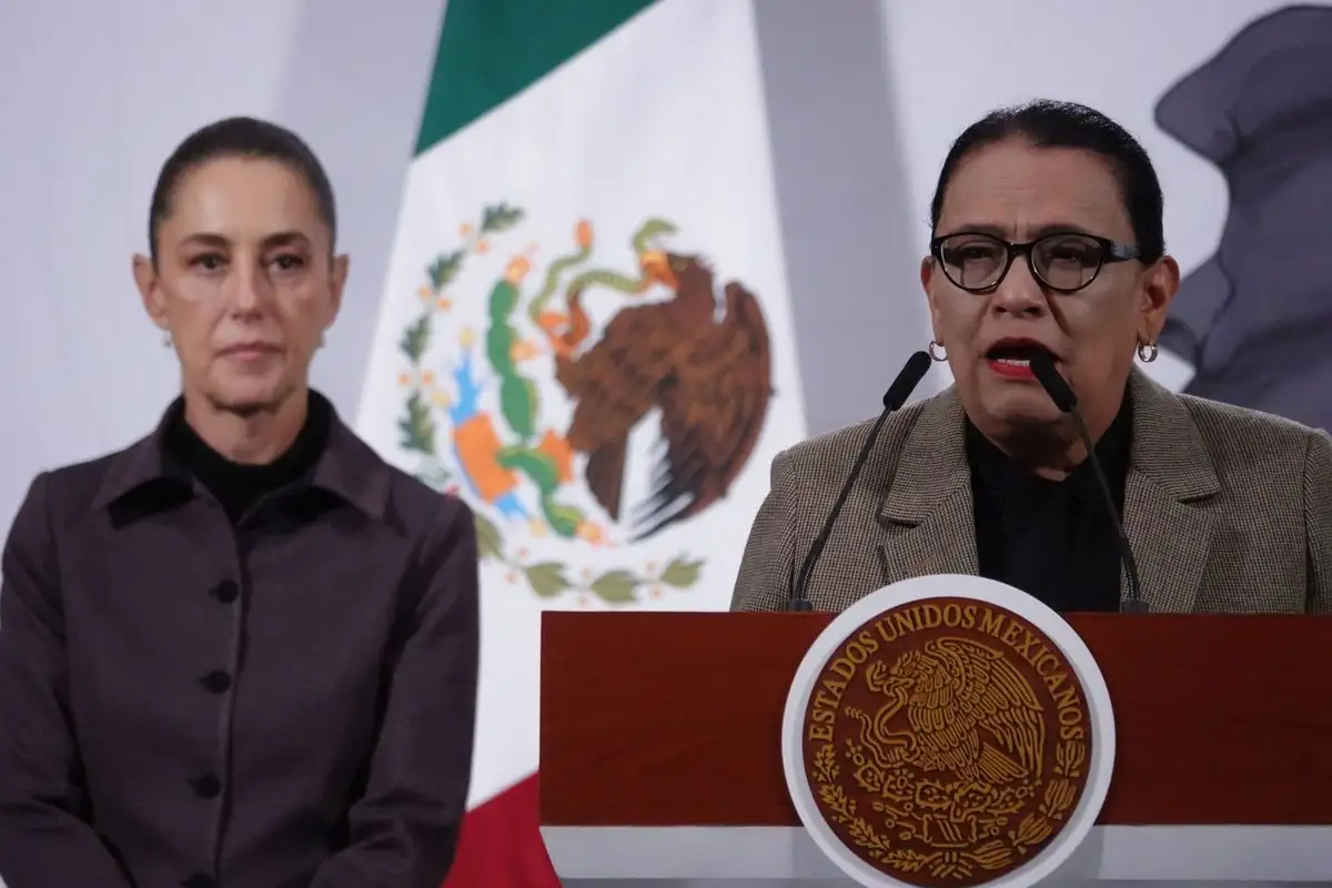 Al micrófono, la secretaria de Gobernación, Rosa Icela Rodríguez. Detrás, la presidenta Claudia Sheinbaum. 