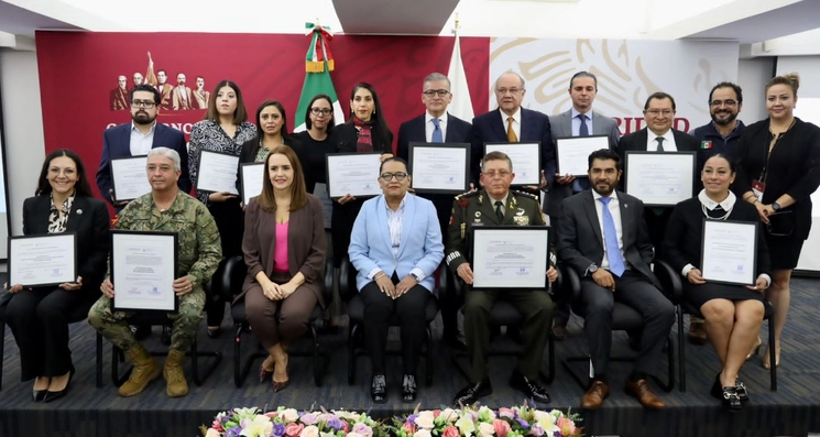 Rosa Icela Rodríguez, titular de la Secretaría de Seguridad y Protección Ciudadana (SSPC), entregó Constancias de Certificación y Acreditación a 13 Centros de Evaluación y Control de Confianza de instituciones federales y estatales. Foto cortesía SSPC