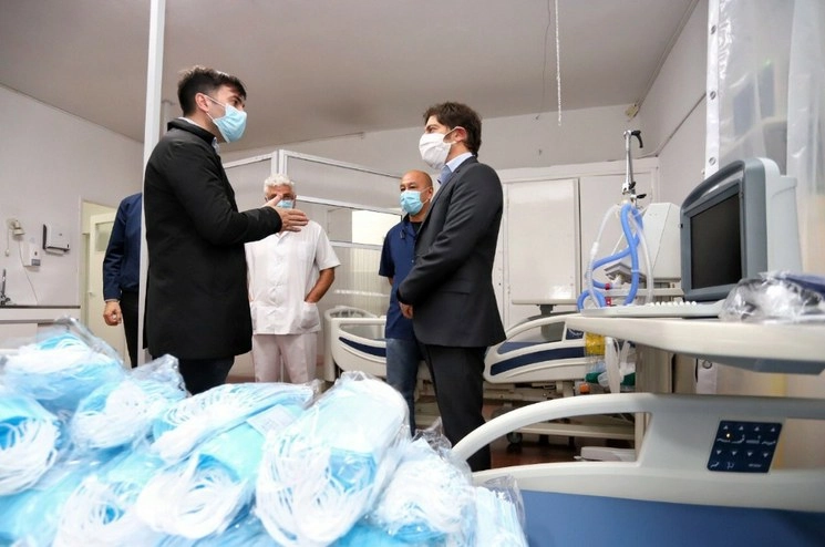 El gobernador Axel Kicillof (derecha)en un hospital de la Provincia de Buenos Aires. Foto @Kicillofok
