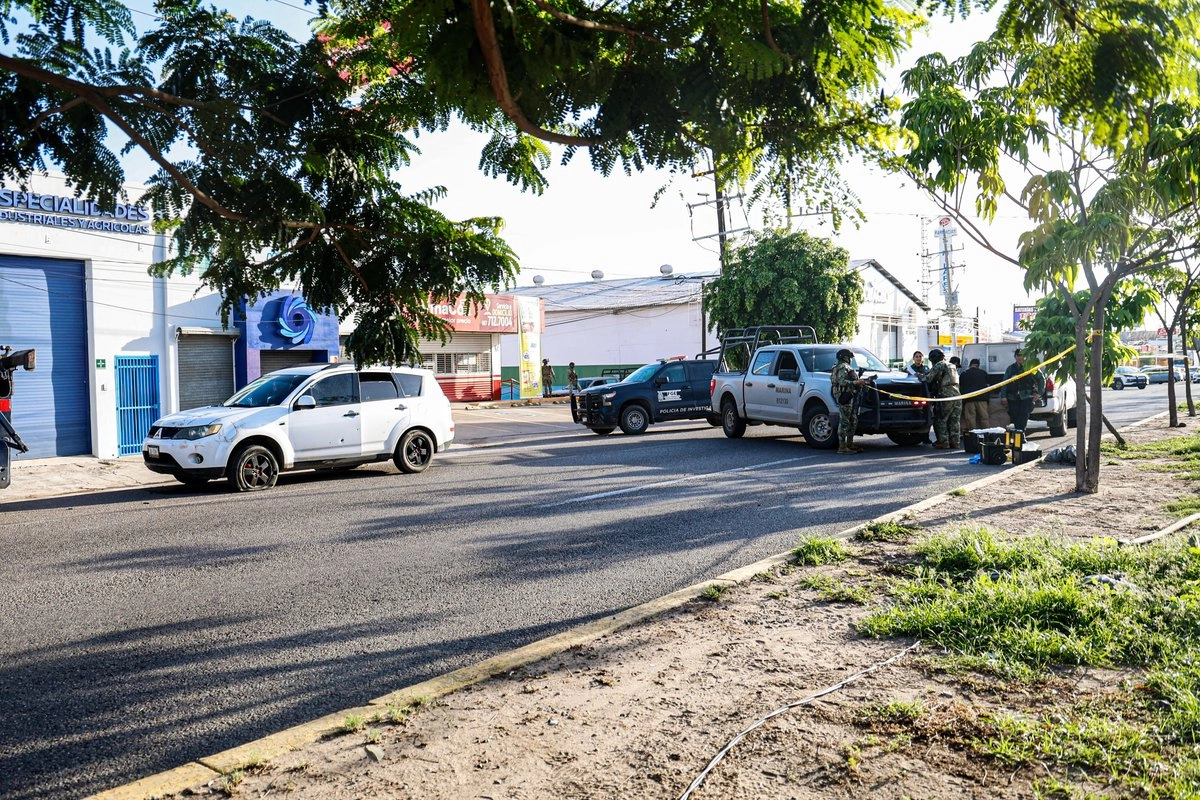 Elementos de la Cruz Roja acudieron al lugar pero hallaron sin vida a los agentes policiacos; posteriormente arribaron elementos de servicios periciales de la fiscalía general del Estado. Foto