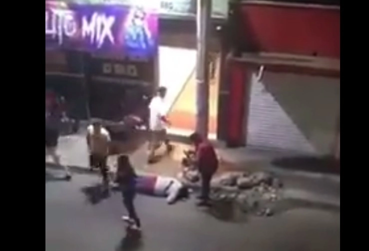 Al parecer varios sujetos llegaron en un vehículo e hicieron varios disparos en contra del negocio. Foto tomada de un video