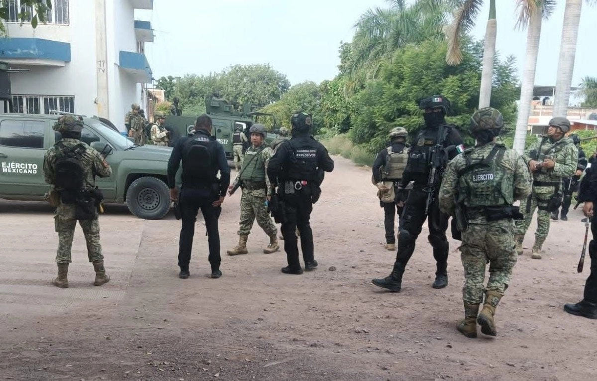 Policías estatales y soldados resguardan la zona donde fue agredido Alejandro Torres Mora y su esposa, en La Ruana, Michoacán. Foto  