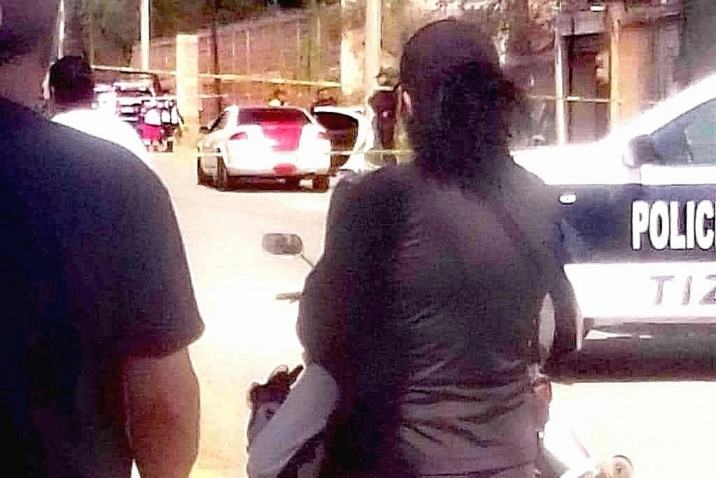 Jonathan logró frenar el 'Stratus' antes de fallecer frente al volante a causa de los impactos de bala que recibió. Foto La jornada