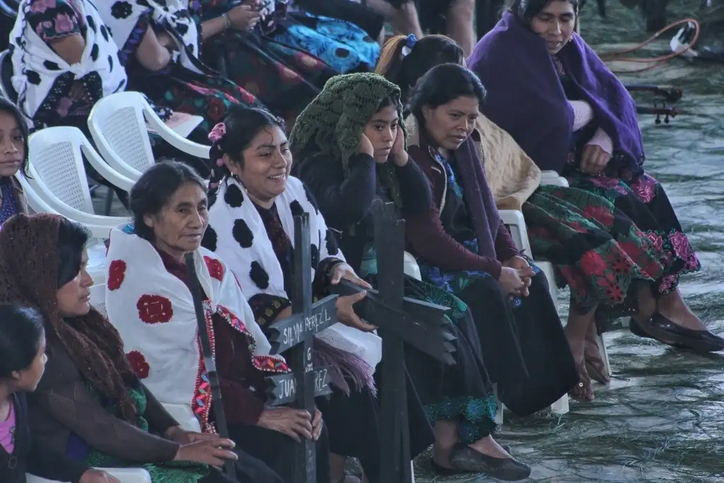 La falta de justicia en este y otros casos ha causado la grave crisis de derechos humanos y la violencia, aseveró la organización Las Abejas de Acteal. A su vez, el centro Frayba advirtió que los paramilitares ahora opera bajo el membrete de grupos armados de la delincuencia organizada. Foto ‘La Jornada’