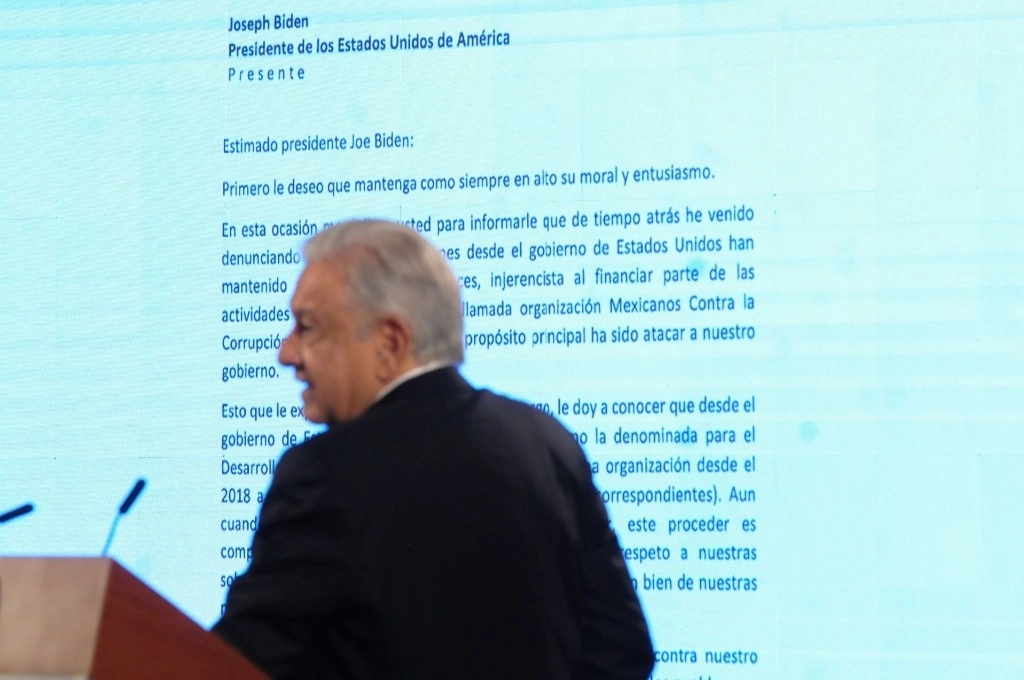 El presidente Andrés Manuel López Obrador lee a la prensa la carta que le envió al presidente de Estados Unidos, Joe Biden, luego de que el mandatario mexicano mostrara los ingresos de la organización Mexicanos Contra la Corrupción y la Impunidad, la cual recibe dinero de organizaciones estadunidenses. Foto Cuartoscuro 
