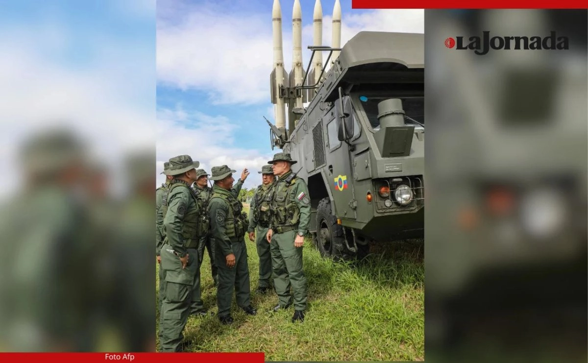 Vladimir Padrino López, ministro de la Defensa de Venezuela (derecha), supervisó ayer una unidad lanzamisiles, de fabricación rusa, en las afueras de Caracas. Foto 
