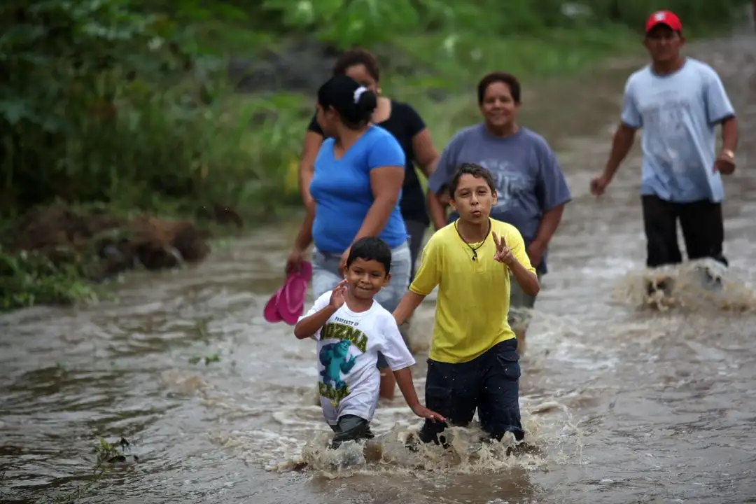 Elementos del Ejército Mexicano, Secretaría de Marina y SSP evacuaron a lugareños de la localidad Ursulo Galván en Veracruz por el desbordamiento del río Actopan debido a la tormenta tropical Barry.