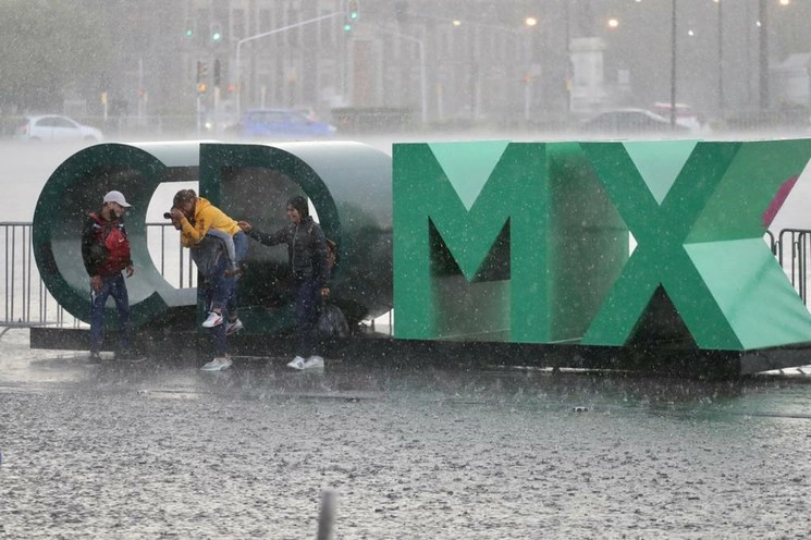  La Secretaría de Gestión Integral de Riesgos y Protección Civil activó la Alerta Amarilla por lluvias en 10 alcaldías. Foto Luis Castillo / Archivo