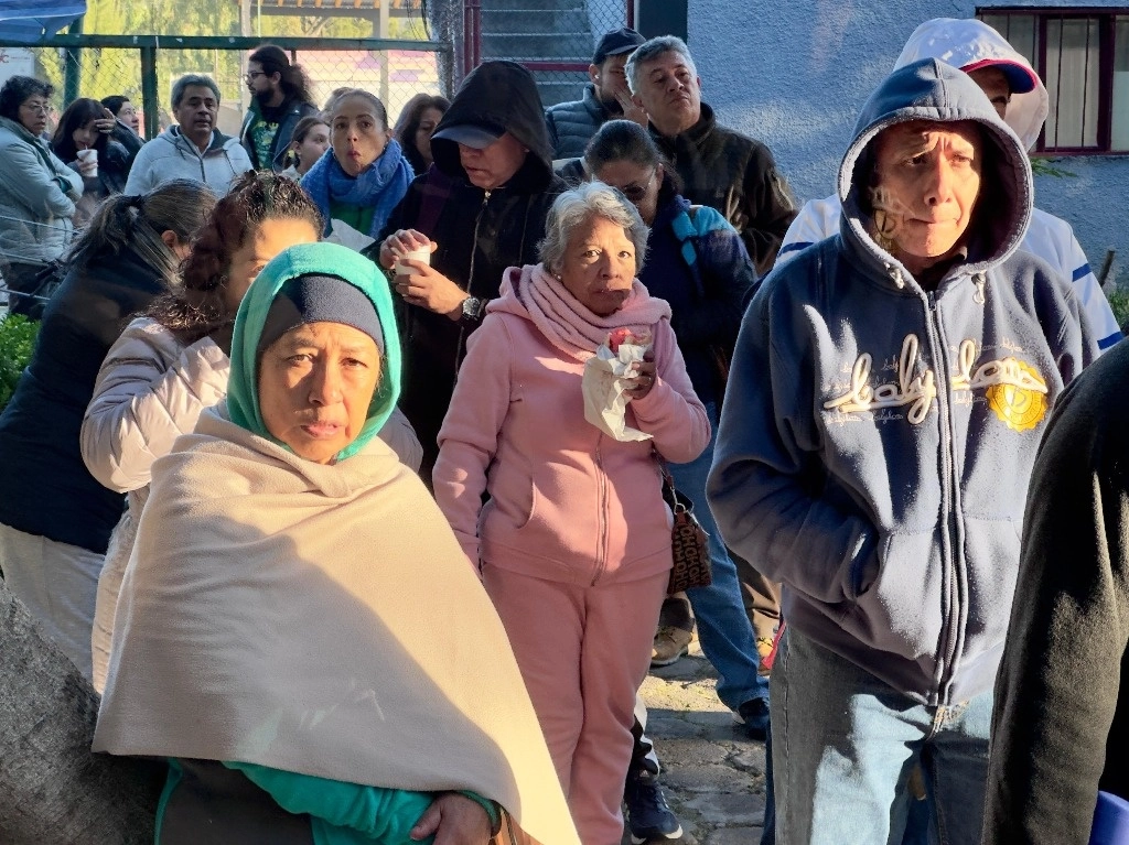 Una señora busca un rayo de sol para mitigar las bajas temperaturas que se registran en la Ciudad de México, el 8 de diciembre del 2024. Foto Roberto García Ortiz 