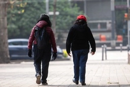Se recomienda a la población usar crema para proteger e hidratar la piel contra el frío. Foto Pablo Ramos/ Archivo