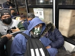 Personas en el transporte pública se cubren para protegerse del frío. Foto Luis Castillo