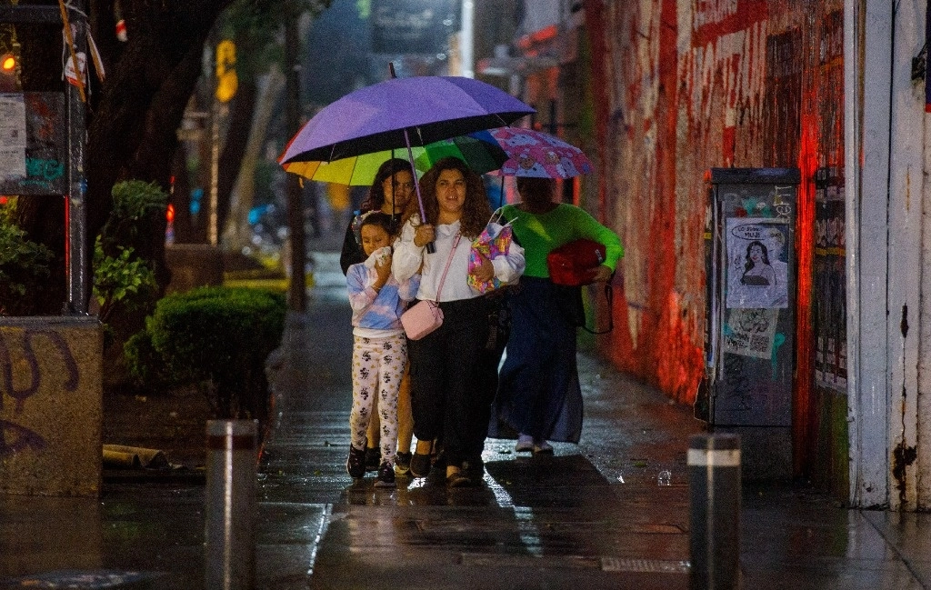 Las autoridades recomiendan evitar transitar por caminos con encharcamientos o inundados; conducir con precaución, ya que se pueden hallar restos de árboles u objetos arrastrados o derribados. Foto Pablo Ramos / Archivo