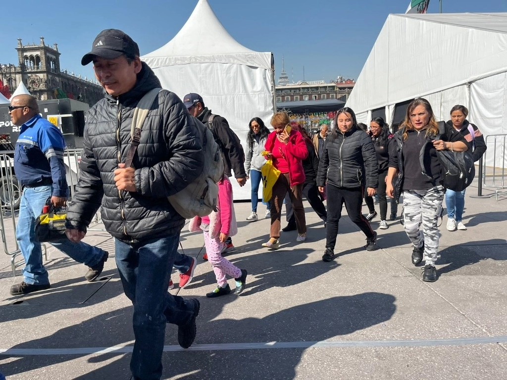Capitalinos, abrigados debido a las bajas temperaturas registradas, realizan sus actividades en el Zócalo, el 20 de diciembre de 2023. Foto Luis Castillo