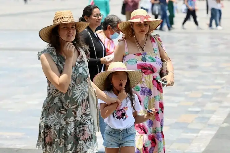 Se pronostican temperaturas máximas de 28 a 30 grados Celsius entre las 13:00 y 19:00 horas de la tarde de hoy en la Ciudad de México. Foto Roberto García Ortiz / Archivo 