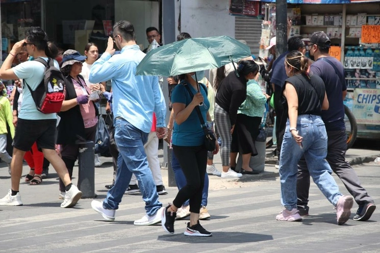 Capitalinos se refrescan y se cubren del sol ante el incremento de la temperatura en la Ciudad de México, el 3 de junio de 2023. Foto María Luisa Severiano