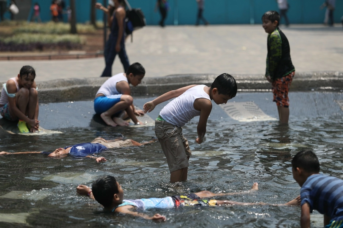Debido a las altas temperaturas, se activó alerta amarilla en al menos nueve alcaldías de la CDMX. Foto Yazmín Ortega Cortés / Archivo