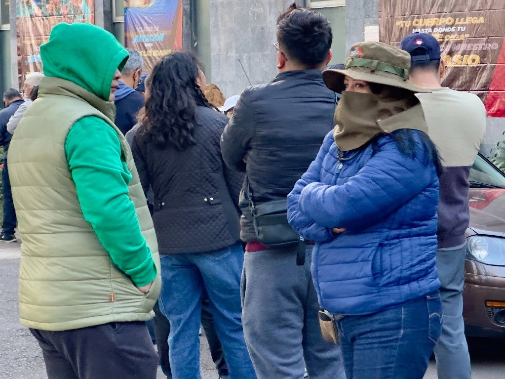 Habitantes de la CDMX se protegen del frío. Foto Roberto García Ortiz