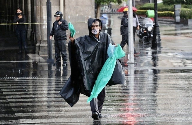 Recomiendan a la población portar paraguas o impermeable. Foto Luis Castillo