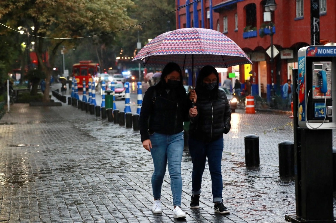 Recomiendan a la población portar paraguas o impermeable. Foto Luis Castillo