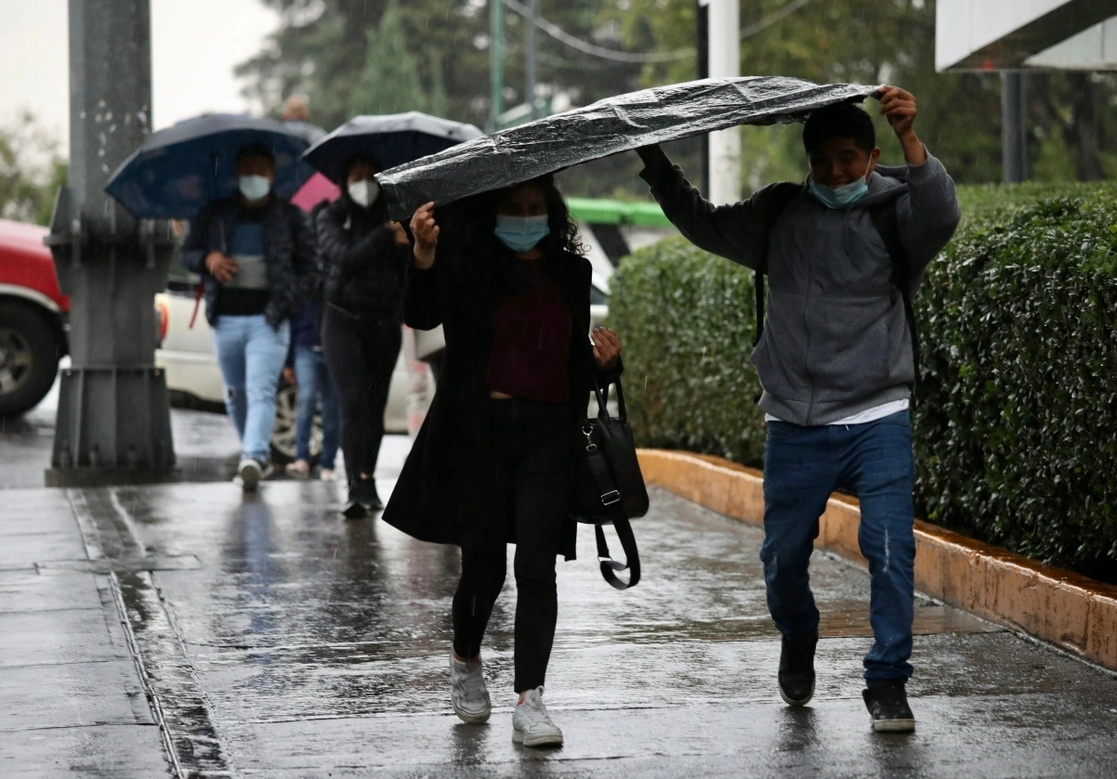 Las autoridades recomiendan a la población evitar transitar por caminos con encharcamientos o inundados y conducir con precaución. Foto María Luisa Severiano / Archivo