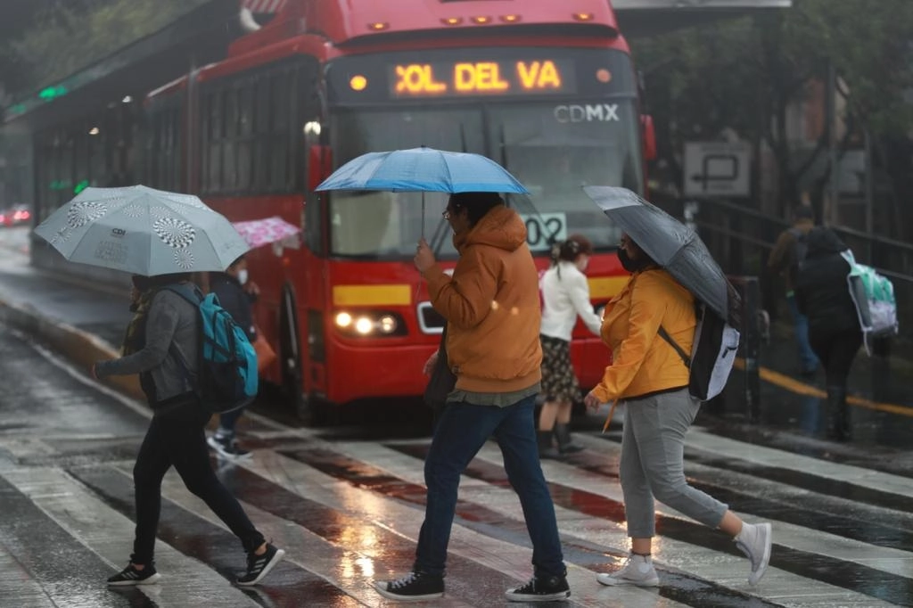 Siete alcaldías permanecen en alerta amarilla por la lluvia que cae este domingo en la Ciudad de México. Foto María Luisa Severiano