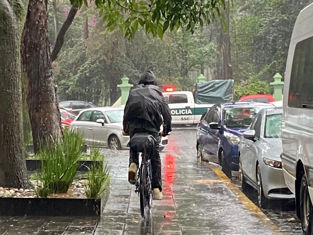 Capitalinos se resguardan de la fuerte lluvia en la Ciudad de México, el 26 de julio de 2024. Foto Germán Canseco