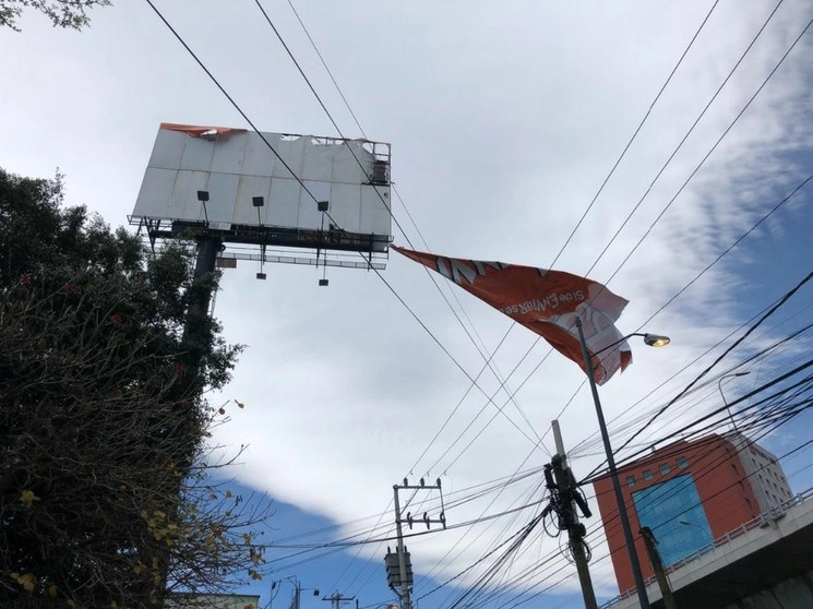 Un espectacular se desprendió en Periférico Sur, a la altura de Circuito Azteca, debido a las fuertes ráfagas de viento que se reegistran en la Ciudad de México, el 3 de febrero de 2020. Foto Alfredo Domínguez