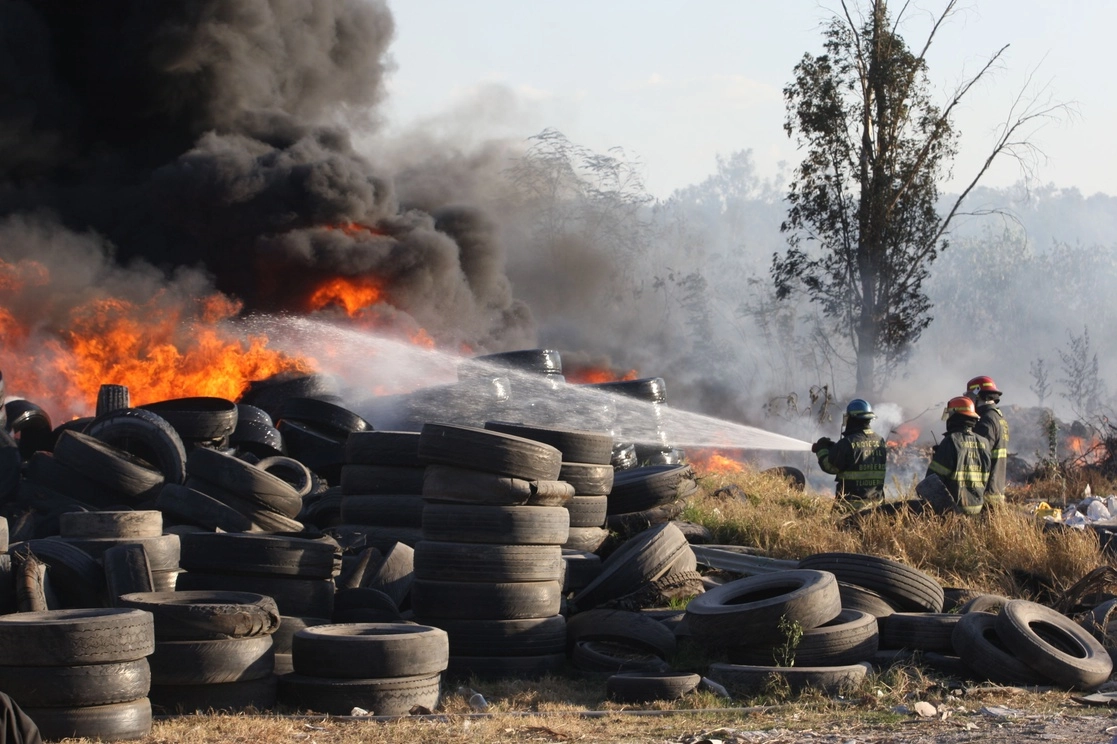 Incendio desata contingencia ambiental, el área quemada es de 200 por 80 metros aproximadamente, fuego en pastizales inició el siniestro en un montón de llantas. Foto Arturo Campos Cedillo