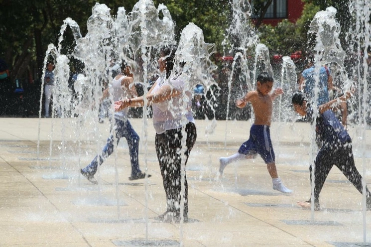 Capitalinos menguan las altas temperaturas que se registran en la urbe con el agua de la fuente del Monumento a la Revolución, ubicado en la alcaldía Cuauhtémoc. Foto María Luisa Severiano / Archivo
