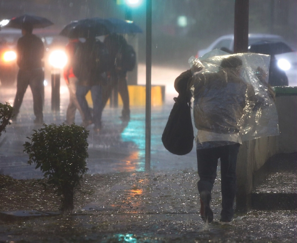 La Secretaría de Gestión Integral de Riesgos y Protección Civil activó la Alerta Naranja por lluvias fuertes en las alcaldias Álvaro Obregón, Coyoacán, Cuajimalpa, Magdalena Contreras, Milpa Alta, Tlalpan y Xochimilco. Foto Guillermo Sologuren