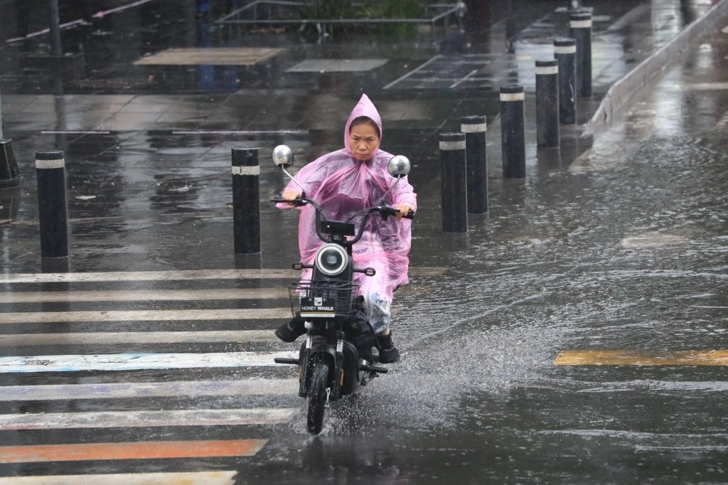 Recomienda a la población portar paraguas o impermeable. En la imagen, el Centro Histórico capitalino, el 1 de julio de 2024. Foto Luis Castillo