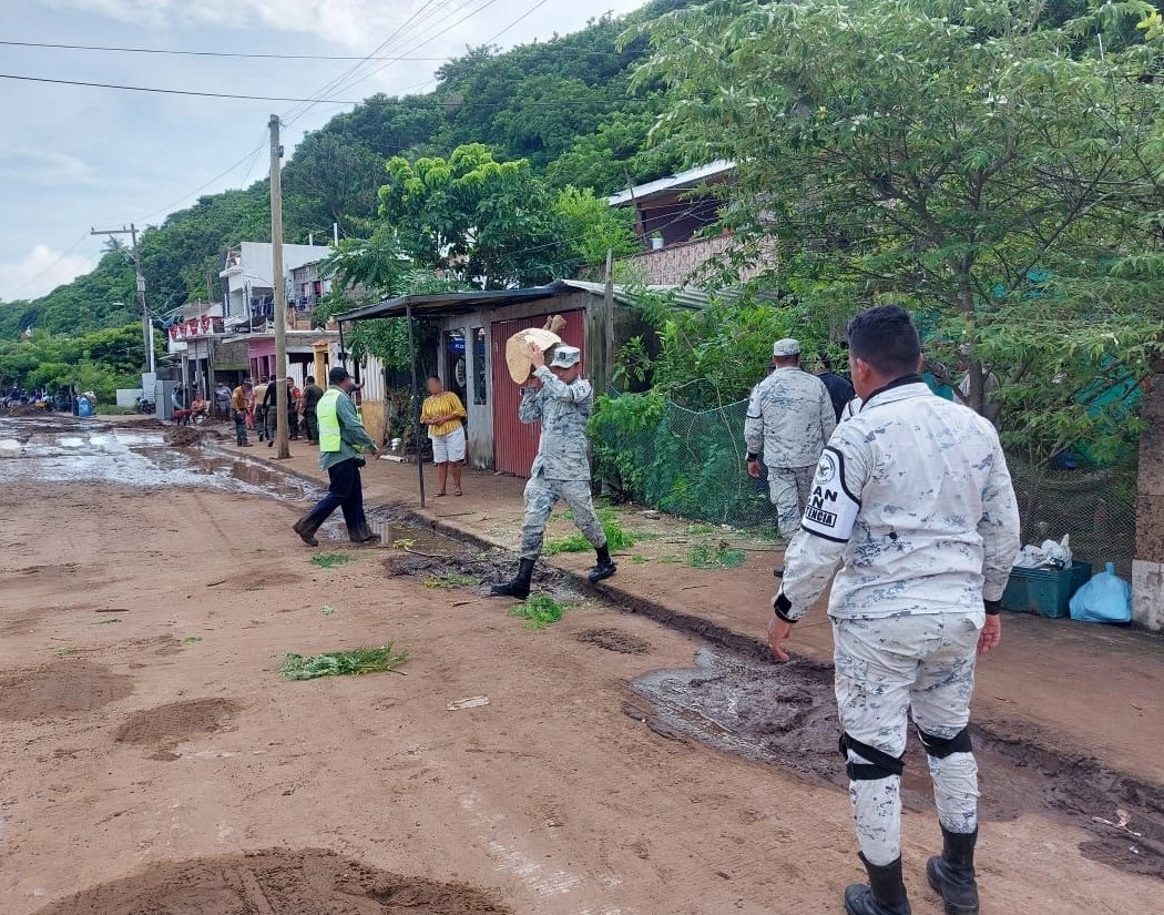 Los efectivos de la GN proporcionan seguridad perimetral y abanderamiento vial para facilitar el paso de los cuerpos de emergencia en las zonas afectadas del estado. Foto cortesía GN 