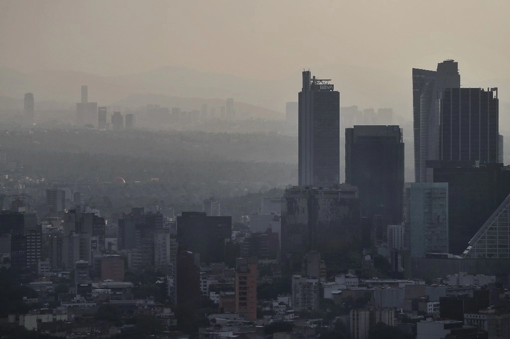 La fase I de contingencia ambiental por ozono se activó nuevamente ayer en el valle de México, luego de que a las 15 horas se superó la norma de ese contaminante, reportó la Came. Foto Marco Peláez