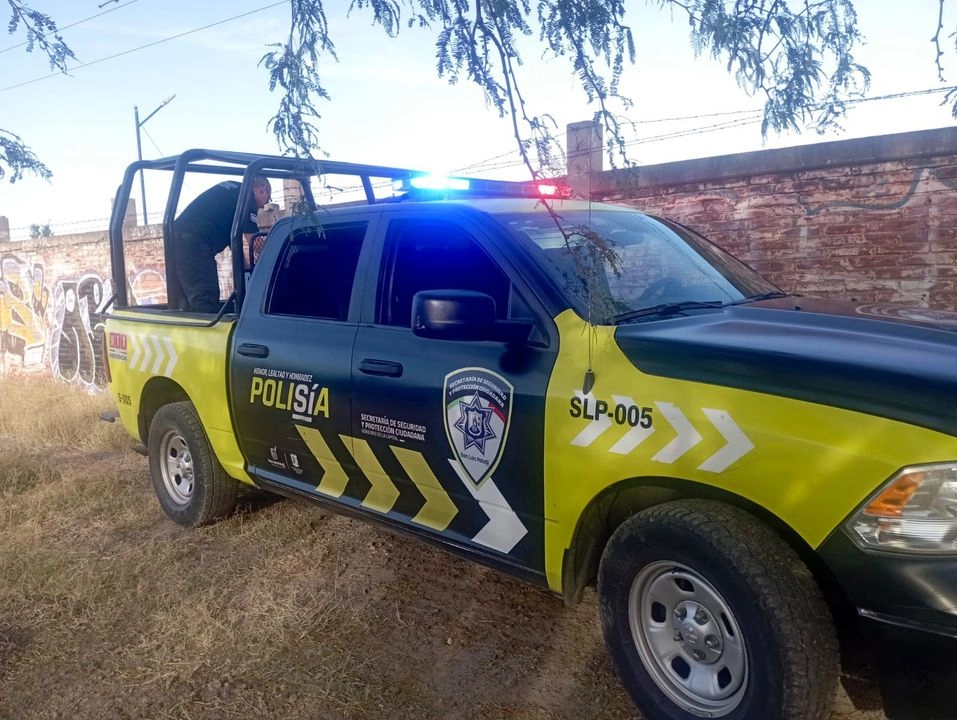 Posteriormente, en el municipio de Tanquián fue asegurado un vehículo que era tripulado por civiles sospechosos, luego de una incursión operativa en la Base de Operaciones Mixtas Interinstitucionales. Foto 