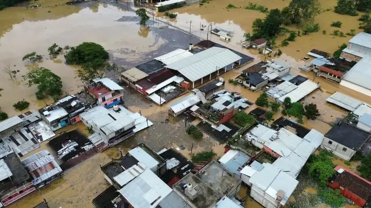 Protección Civil mantiene rescates y auxilio a la población con el apoyo de tres lanchas, para evacuar a las personas que quedaron atrapadas en su hogares. Foto 'La Jornada'