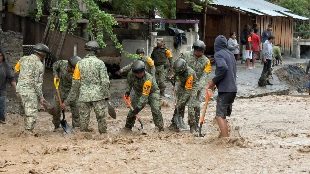 Las fuerzas armadas se coordinan con autoridades de los tres órdenes de gobierno, para realizar rescate de personas atrapadas en viviendas inundadas; labores de retiro de piedras y lodo de viviendas; recorridos preventivos en zonas de riesgo; retiro de vehículos que quedaron atascados en el agua y lodo, y liberación de vialidades obstruidas. Foto