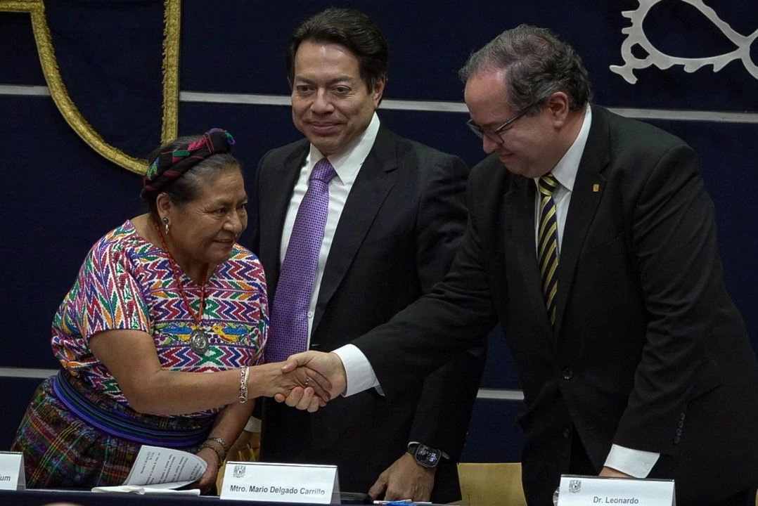 Rigoberta Menchú, premio Nobel de la Paz; Mario Delgado, titular de la Secretaria de Educación Pública y Leonardo Lomelí, rector de la UNAM, al encabezar el  “Anuncio de la Estrategia Cultura de Paz: Un semillero Universitario”. 