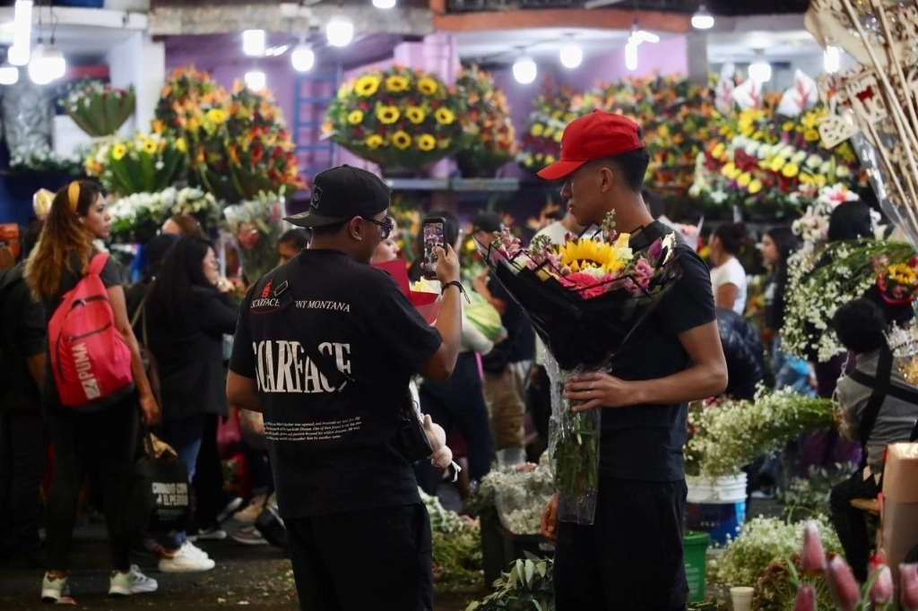 Capitalinos realizan compras en el mercado de Jamaica, en la Ciudad de México, previo al día del amor y la amistad, el 13 de febrero de 2025. Foto Yazmín Ortega Cortés

