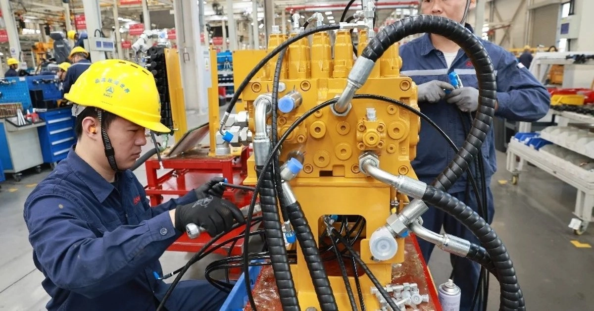 Trabajadores en una industria manufacturera. Foto