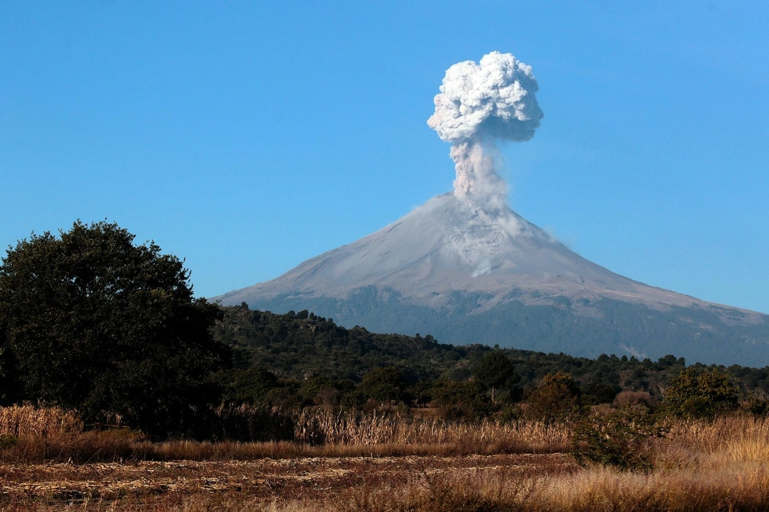 Científicos del Instituto de Geofísica descartaron riesgos por la reciente actividad del volcán Popocatépetl. Foto Cuartoscuro / Archivo