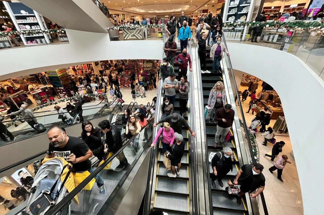 Compras durante El Buen Fin en una plaza comercial de la Ciudad de México. Foto Luis Castillo / Archivo