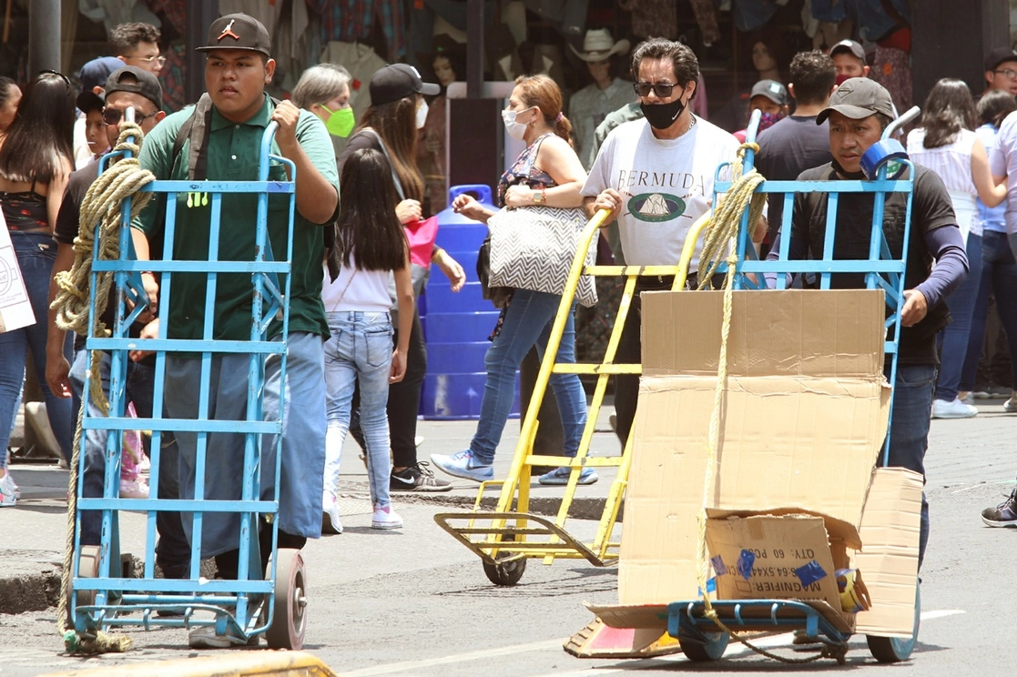 Capitalinos realizan compras en el Centro Histórico. Foto María Luisa Severiano / Archivo