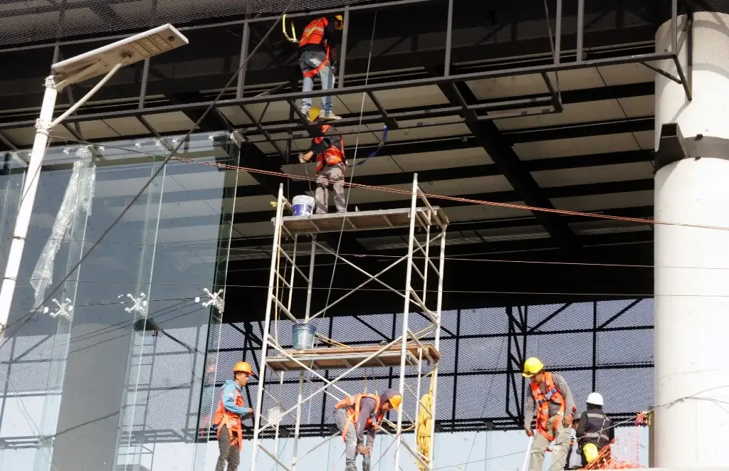 El indicador oportuno prevé que tanto la industria, compuesta por la construcción, manufactura, generación eléctrica y minería, así como los servicios, que en enero la actividad se estancó, pero en febrero presentó un avance de 0.2 por ciento mensual. Foto Roberto García Ortiz / Archivo