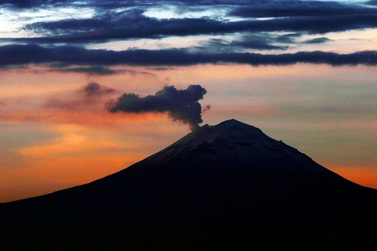 El volcán Popocatépetl arroja ceniza y humo visto desde el estado de Puebla, el 18 de mayo de 2023. Foto Afp